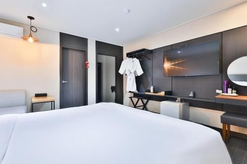 โรงแรมเดอะ เฟิสต์ (THE FIRST HOTEL)2