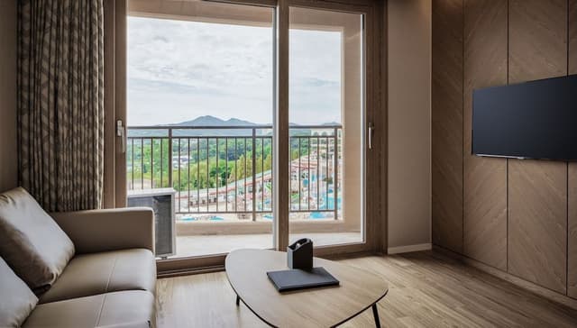 EAST Tower Suite (Kitchen/Standard/Triple)