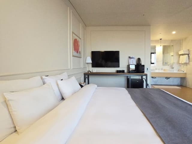 Deluxe Family Twin Room, City View (Base 2 guests, Extra person fee KRW 30,000 per person)