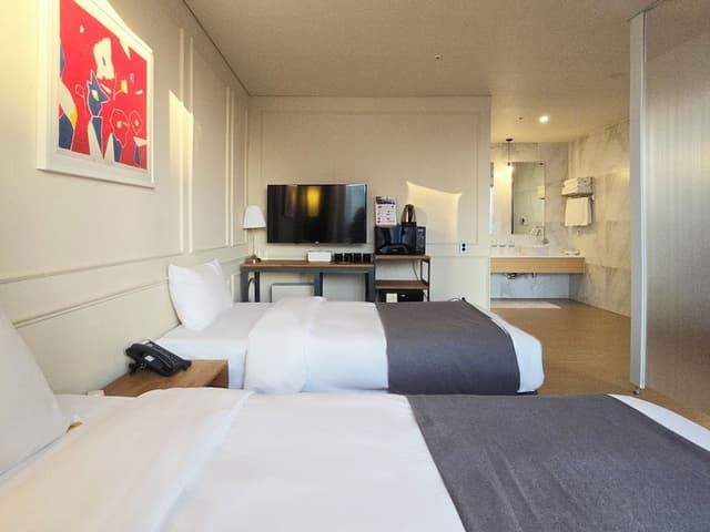 Deluxe Quadruple Room, City View (Base 2 guests, Extra person fee KRW 30,000 per person)