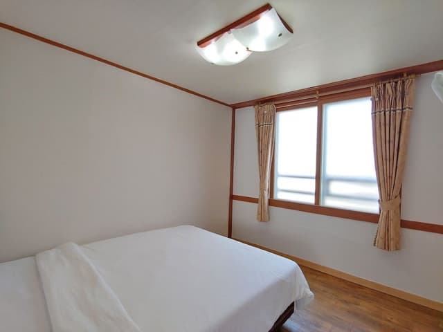 Double + 2 Single Beds (approx. 62 sqm)