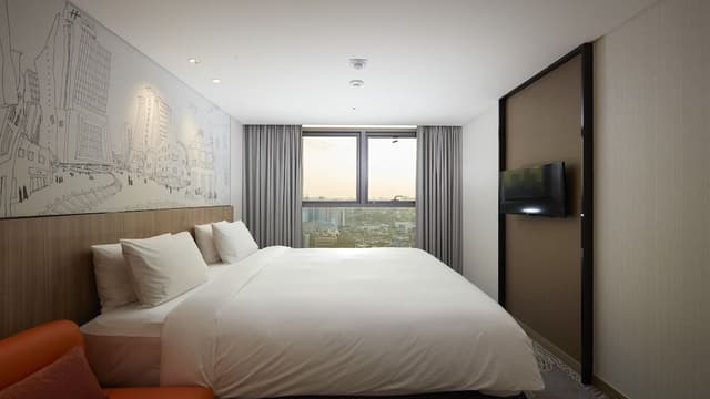 Standard Room, 1 Queen Bed, City View (Free Breakfast)