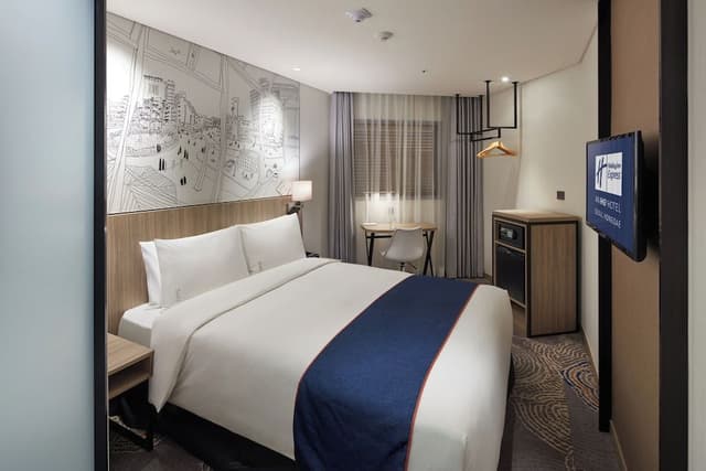 Standard Room, 1 Queen Bed (Inner Room with Free Breakfast)