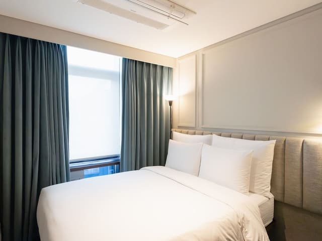 Petite Queen Room