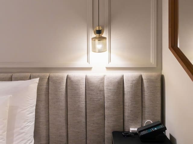 Petite Queen Room