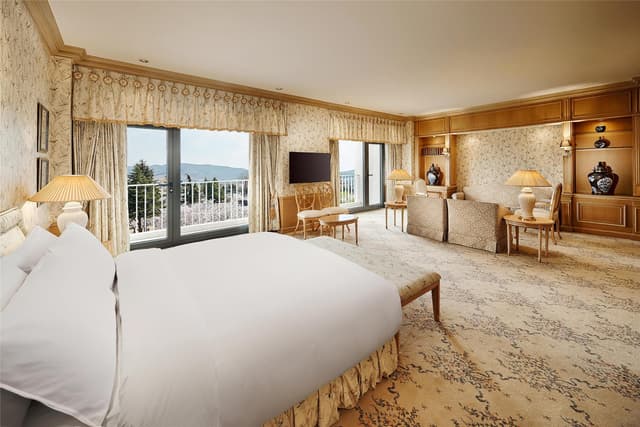 ROYAL EXECUTIVE SUITE