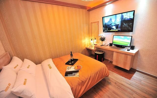Deluxe Double Room (2 People)