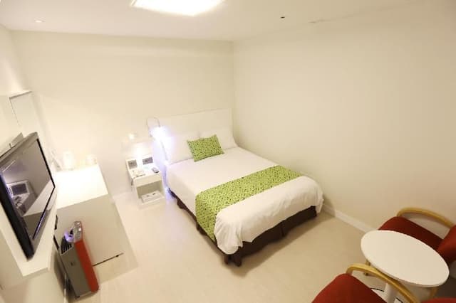 No Window Double Bed