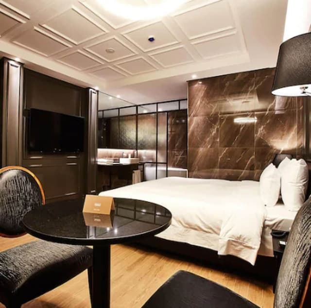 Deluxe Double Room (Black)