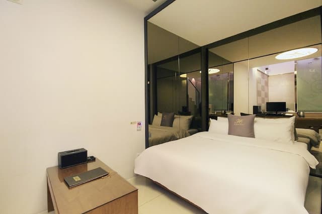 Theme Room - CAR, Styler in room, Smoking/Non smoking will be assigned upon check-in