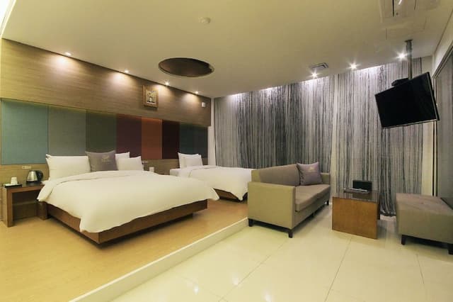 Business Twin Room - Styler in room, Smoking/Non smoking will be assigned upon check-in