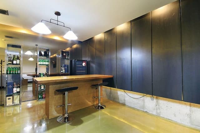 Theme Room - BAR, Styler in room, Smoking/Non smoking will be assigned upon check-in