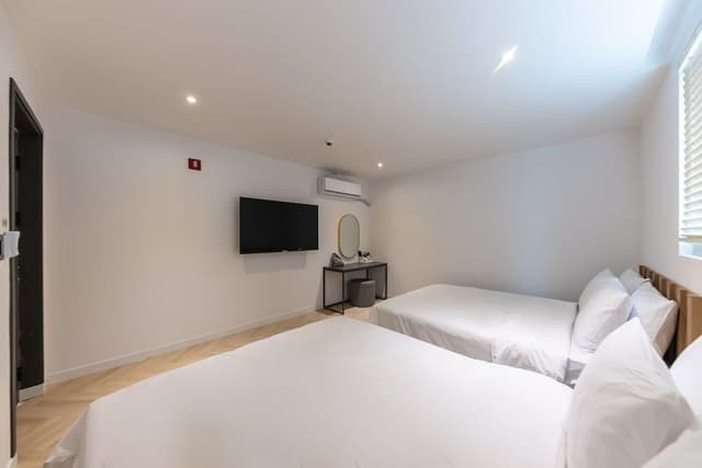 Luxury Penthouse (Breakfast Provided Except for Monday)