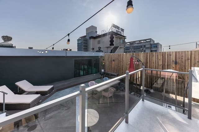 Luxury Penthouse (Breakfast Provided Except for Monday)