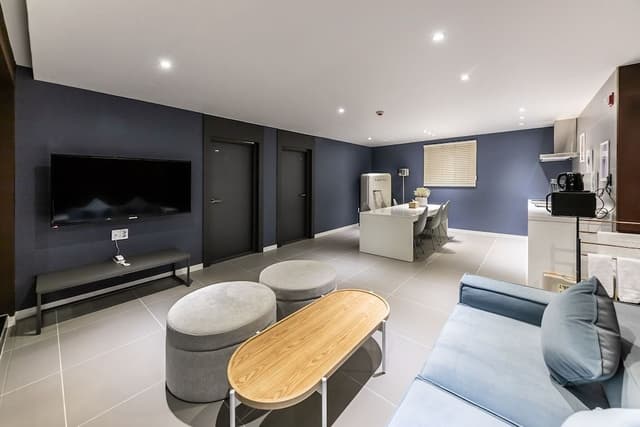 Luxury Penthouse (Breakfast Provided Except for Monday)