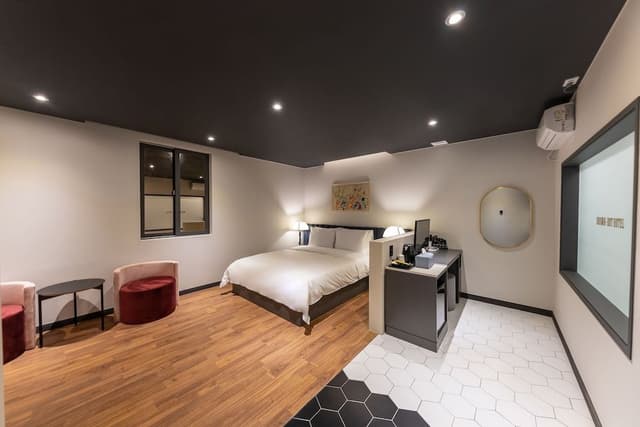 Superior Suite (Breakfast Provided Except for Monday)