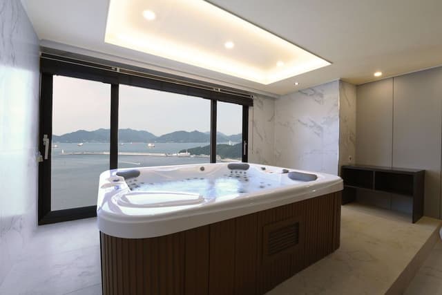 Ocean Jacuzzi Double Suite (Ocean View) - Breakfast, Mirror ball Garden and Weekly Yacht for 1 pax