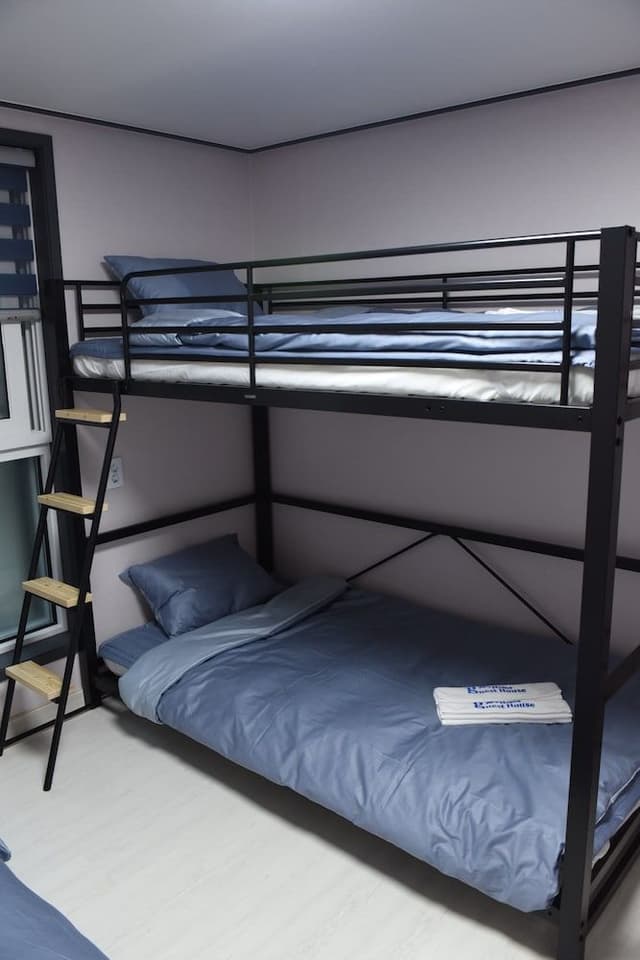 Triple Room (Busan)