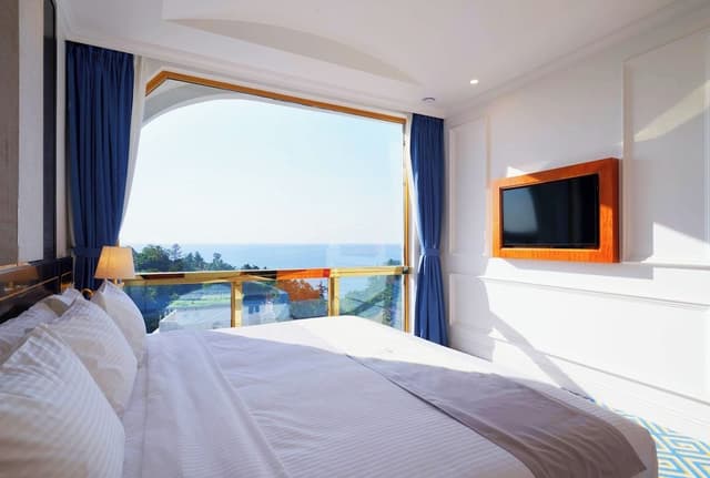 Ocean View Royal Suite with Jacuzzi