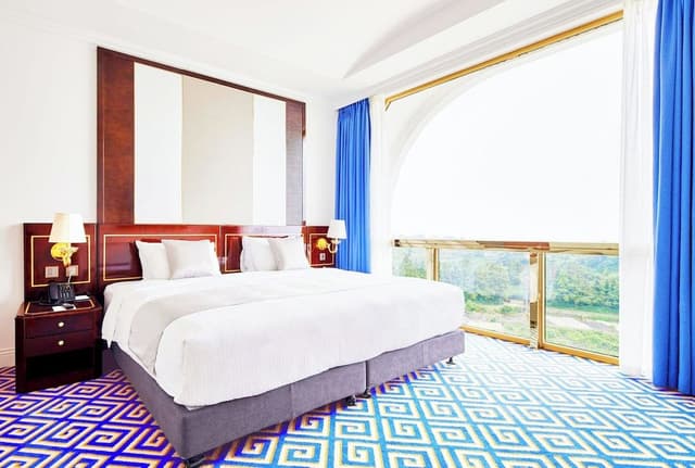 Ocean View Royal Suite with Jacuzzi