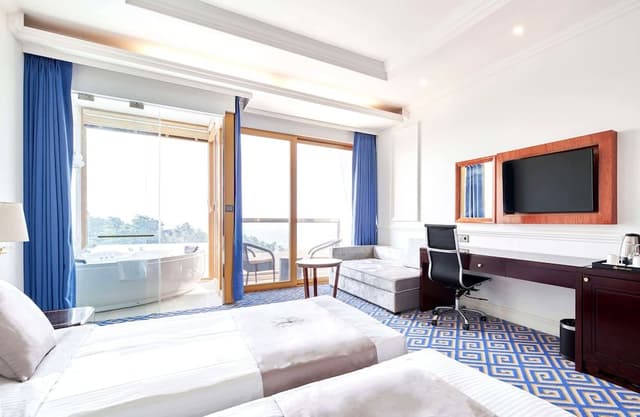 Ocean View Twin with Jacuzzi