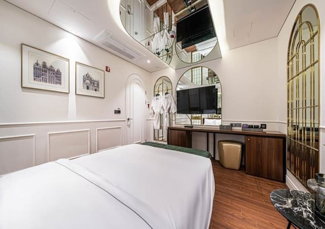 Run Of House(Randomly assigned upon check-in : Standard or Deluxe or Semi Suite) / No Parking