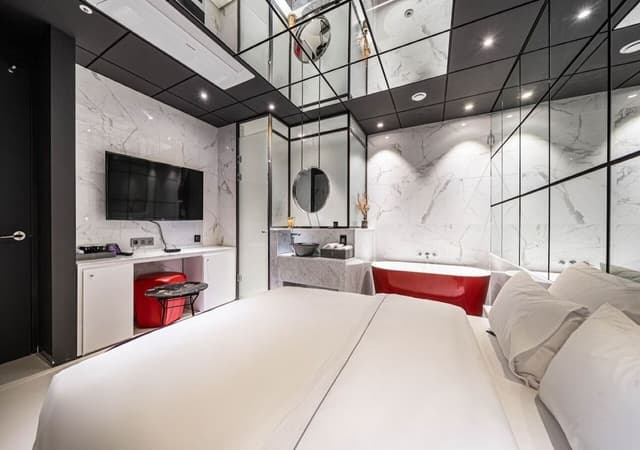 Deluxe Double Room (Netflix/ Youtube Available on TV)