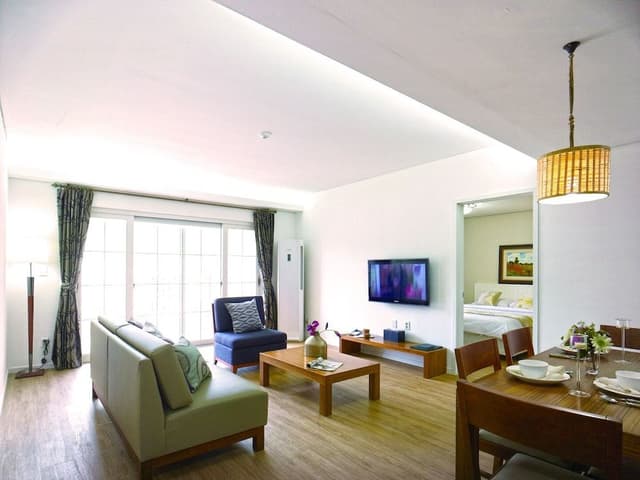 Suite, 2 Bedrooms (B, Room type Randomly Assigned)