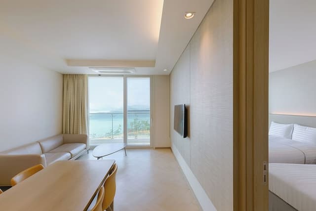 Resort Suite (Kitchen/Partial Ocean View/Bed)