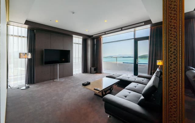 Emerald Suite + Breakfast for 4 + 4 Yacht Discounts Vouchers + 60% Karaoke Discount