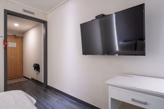 Deluxe Double - Breakfast for 1 (not available on Sundays), Free access to Netflix, laundry, fitness