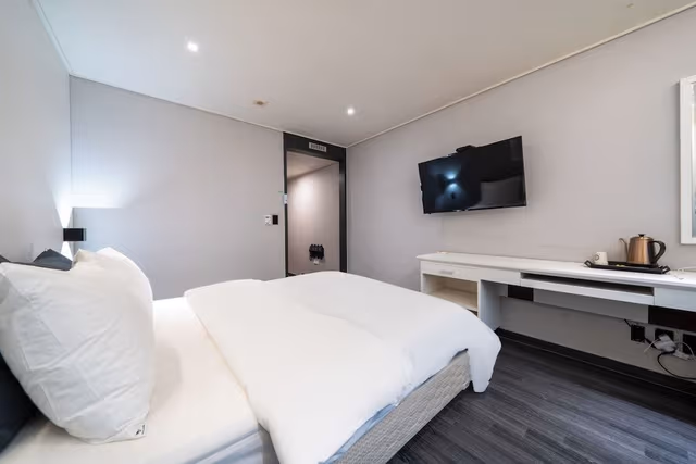 Deluxe Double - Breakfast for 1 (not available on Sundays), Free access to Netflix, laundry, fitness