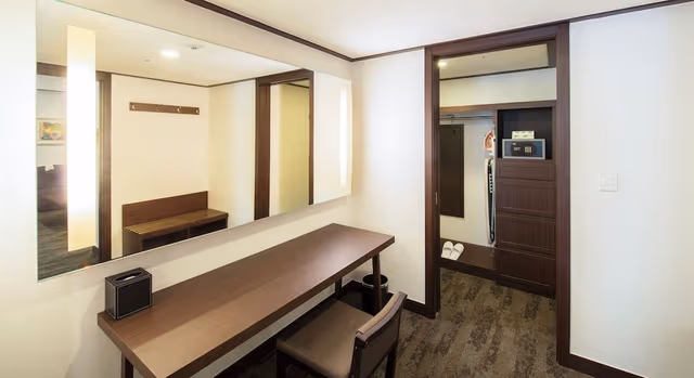 Suite, 1 Queen Bed (Slope View)