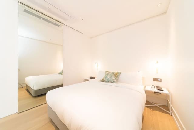 Suite, Jetted Tub (randomly assign indoor bathtub or not)