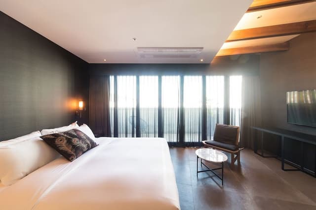 Suite, Terrace (randomly assign indoor bathtub or not)