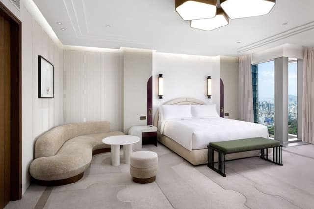 Suite, 1 King Bed, City View