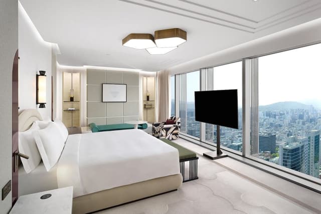 Suite, 1 King Bed, City View
