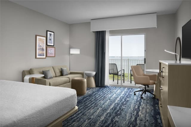 1KG BAYFRONT HEARING ACCESSIBLE W/SOFABED NS