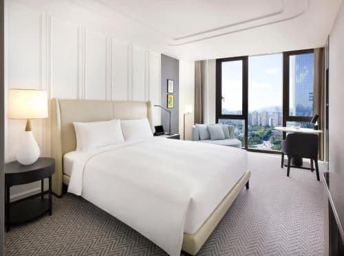Club Luxury Room with Club Millésime Access, 1 King Size Bed, Lake View