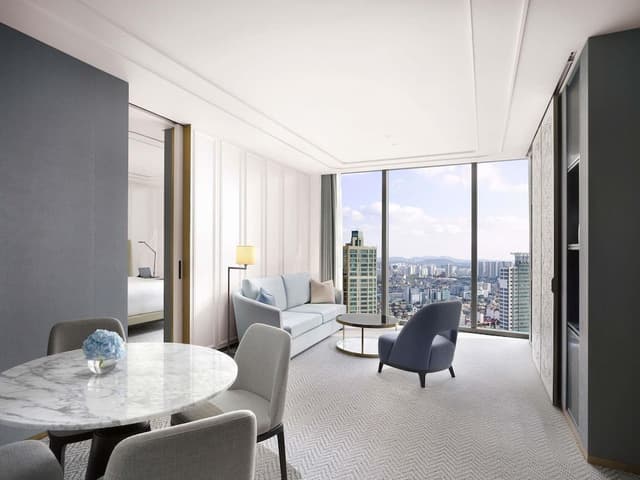 Prestige Suite with Club Millésime Access, 1 King Size Bed, Lake View