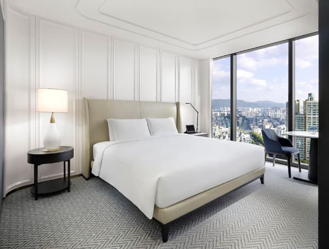Prestige Suite with Club Millésime Access, 1 King Size Bed, Lake View