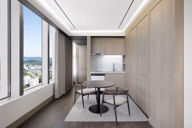Suite, 1 King Bed, Corner (Magnolia)