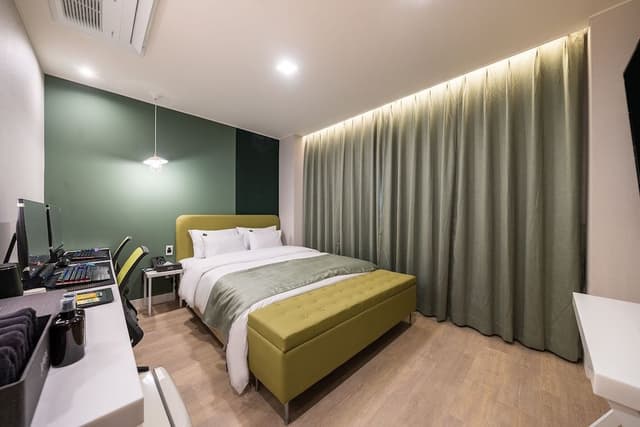 Deluxe Double Room C (Couple PC Room)