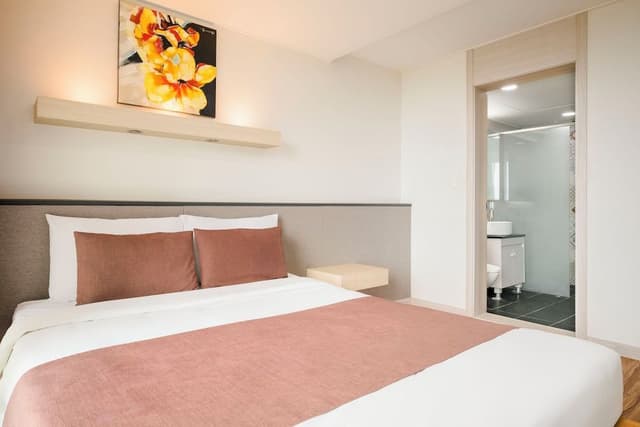 Suite, 2 Bedrooms, Non Smoking, Partial Ocean View
