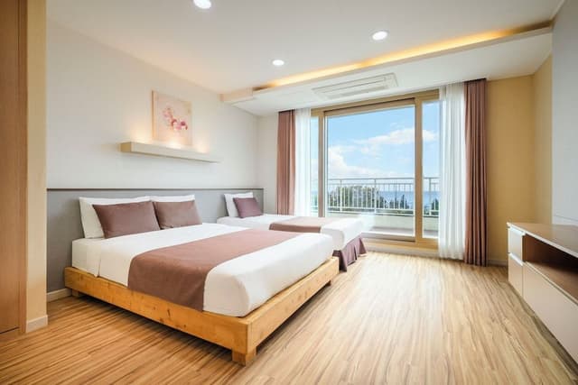 Family Room, Multiple Beds, Non Smoking, Partial Sea View