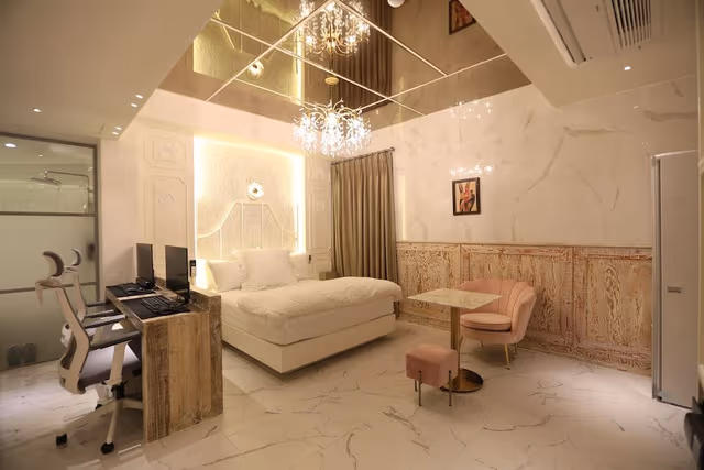 Suite (No Breakfast provided from Saturday to Monday)