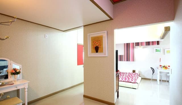 Deluxe Studio 203