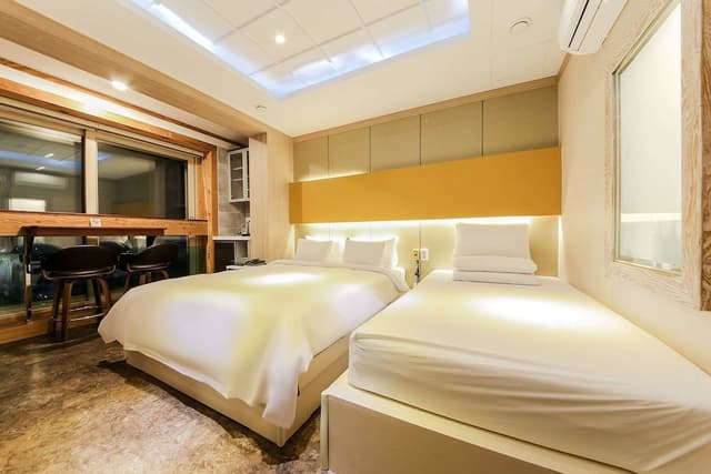 Twin Room, Ocean View (B - Mid-level floor)