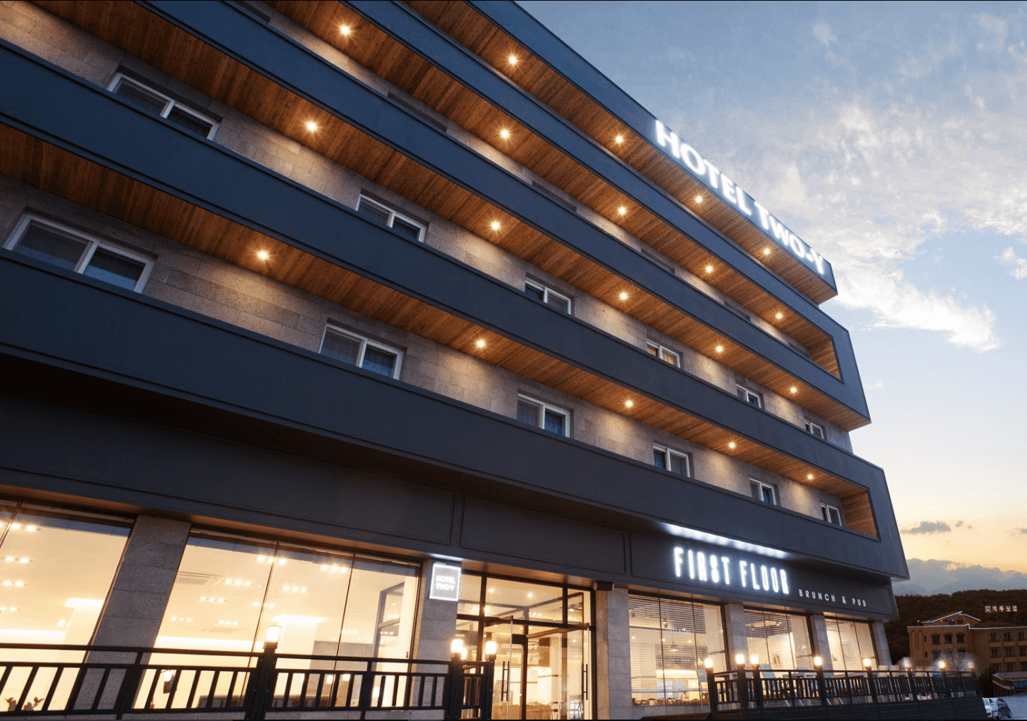 Two-Y-Hotel