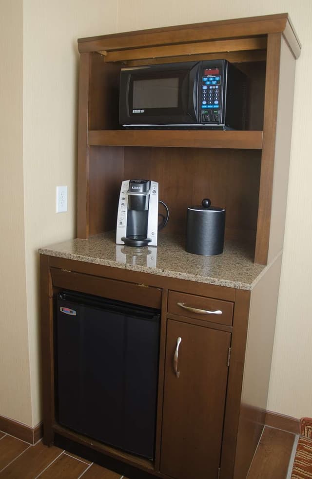 1 KING PREMIUM W/IN-ROOM DRINKS-SNACKS